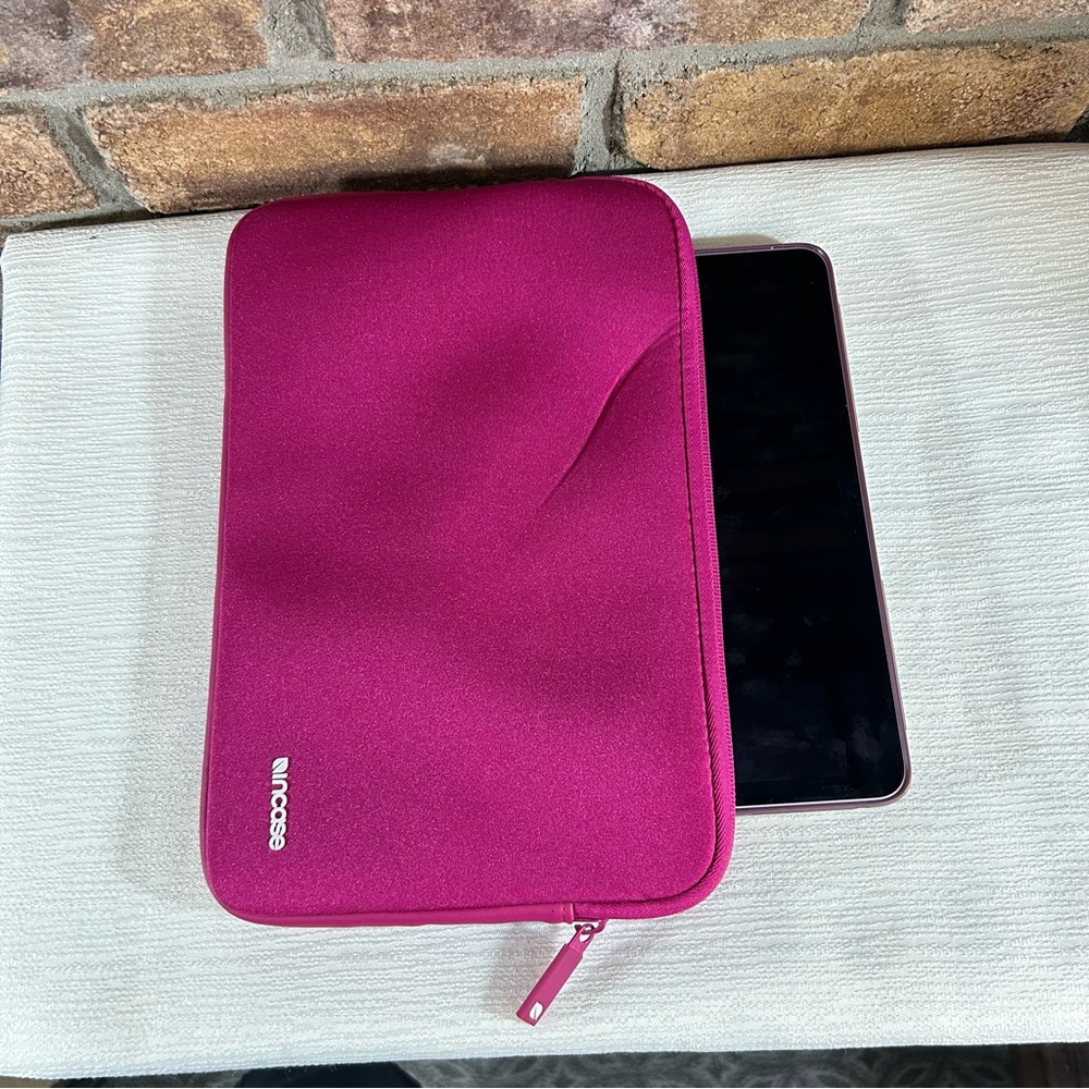 INCASE Neoprene Classic 13” Laptop/Tablet Sleeve - Picture 2 of 12